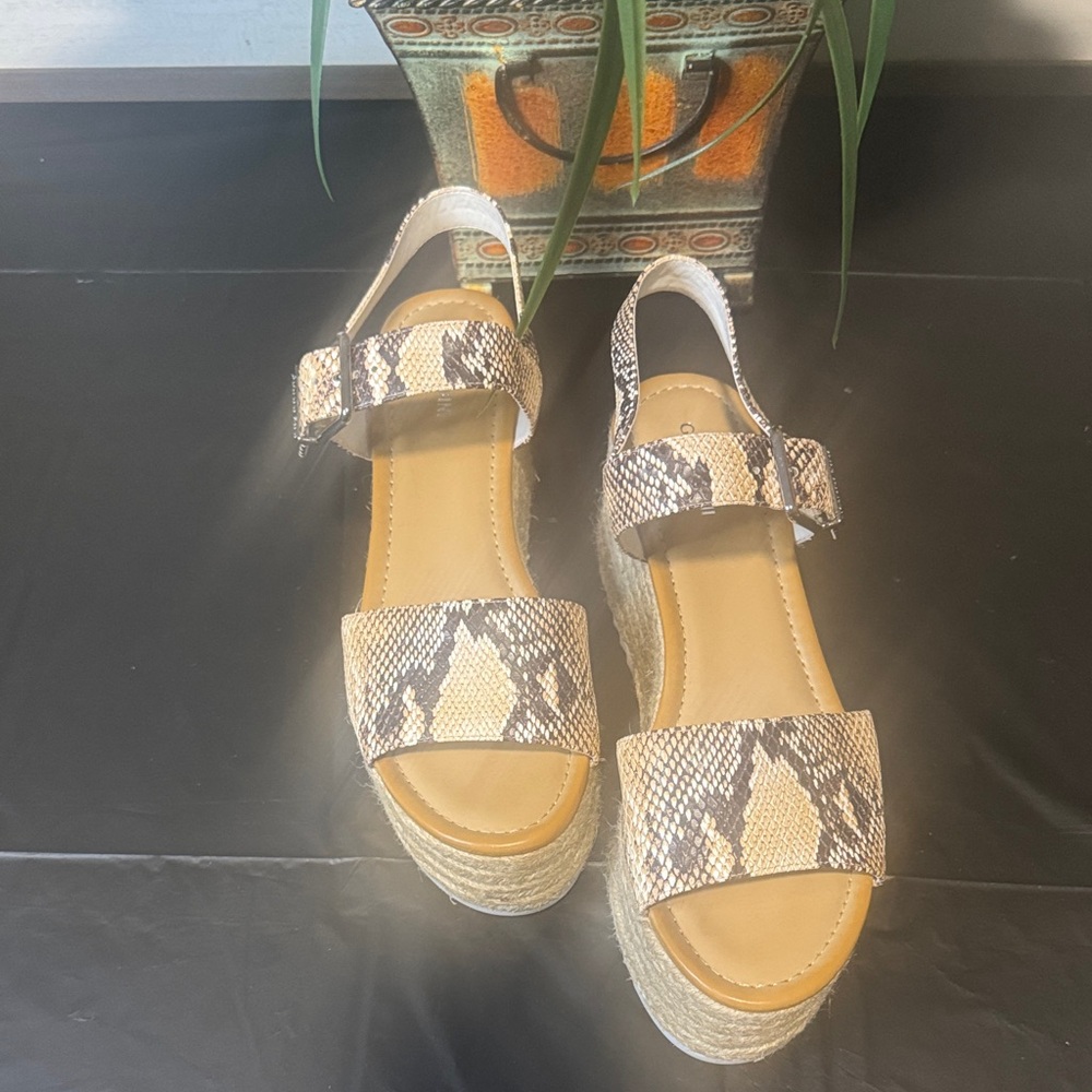 Brand New! Gianni Bini Beige Snakeskin Platform Sandals